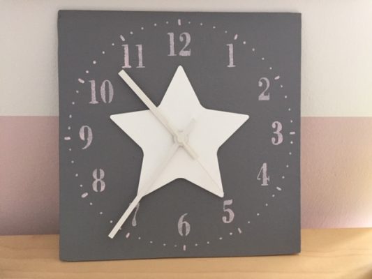 Wand Uhr grau rosa weiß Stern